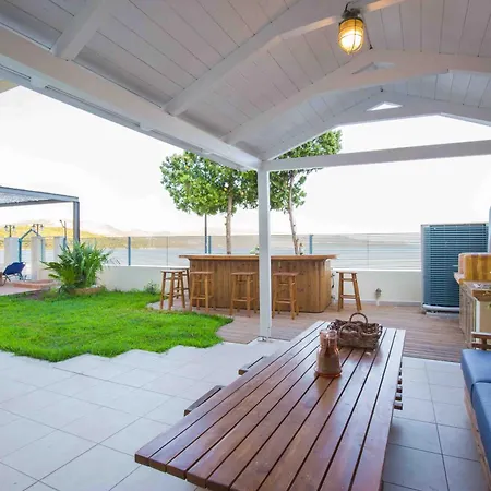 Salty Breeze Beachfront Willa *