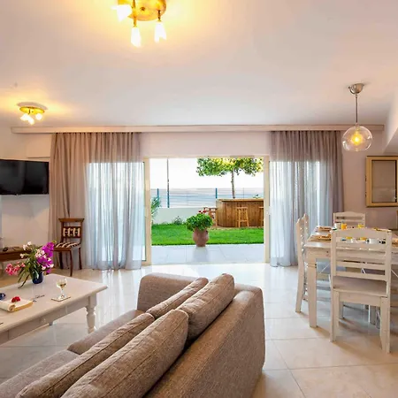 Villa Salty Breeze Beachfront