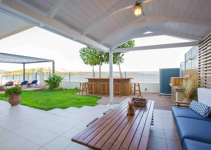 Salty Breeze Beachfront Villa *