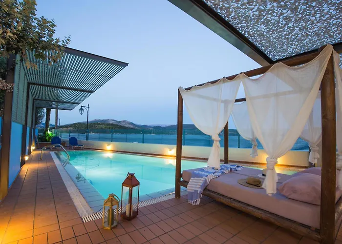 Salty Breeze Beachfront *